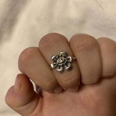 Anello color argento con smiley-fiore