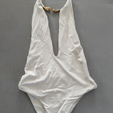 Maillot une-pièce blanc ZARA avec anneau métallique au niveau du cou
