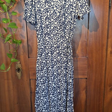Geblümtes Wickelkleid