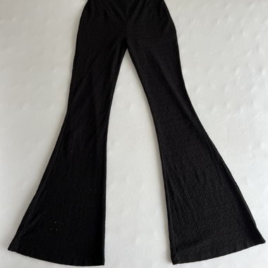Pantaloni a zampa nera con motivo traforato – Taglia S