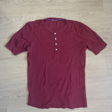 Bordeauxfarbenes Henley-T-Shirt