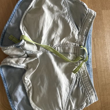 Hellgraue Shorts mit Kordelzug