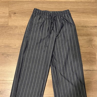 Gestreifte weite Stoffhose