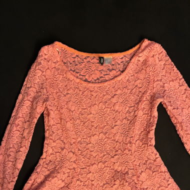 Korallfarbenes Spitzen Langarmshirt