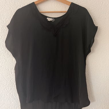 Top nero con bordo in pizzo