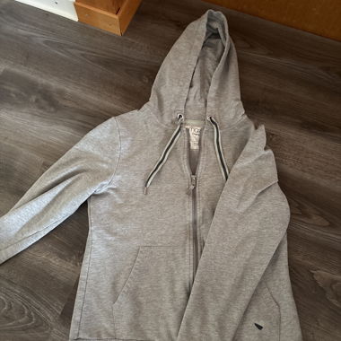 Veste à capuche grise avec fermeture éclair