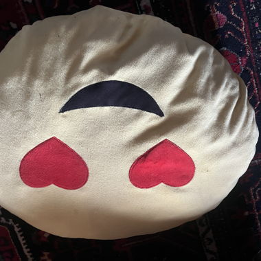 Cuscino emoji rotondo con occhi a forma di cuore