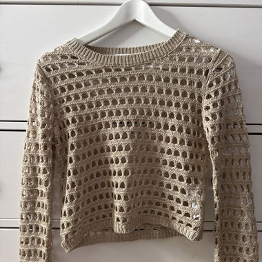 Maglione con piccoli buchi