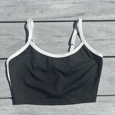 Schwarzes Crop-Top mit Traegern