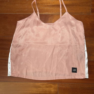 Rosa Satin-Top mit Trägern