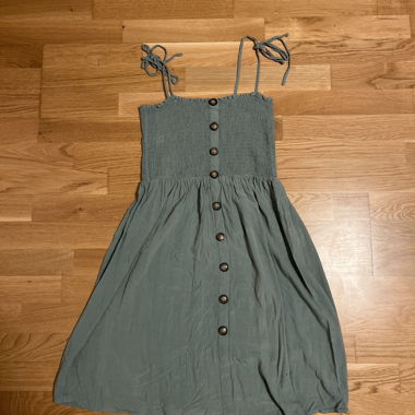 Abito con spalline e patta con bottoni