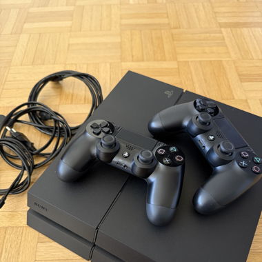 Sony Playstation 4, incl. 2 Controllers and Cables