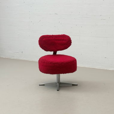 Postmoderner Lounge-Sessel mit rotem Teddybezug