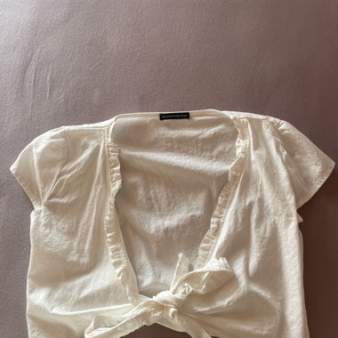 Weisse Bluse zum Binden