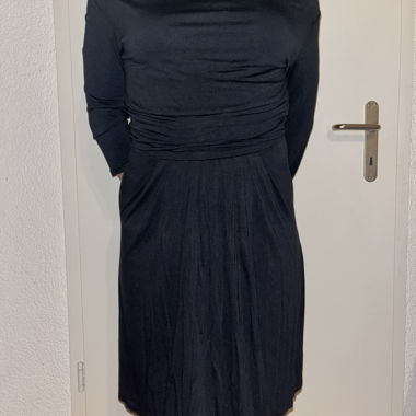 Schwarzes Off-Shoulder Kleid