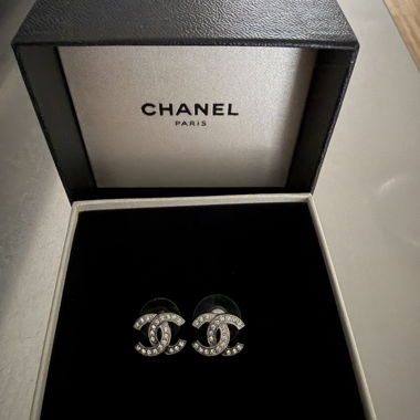Orecchini a bottone Chanel
