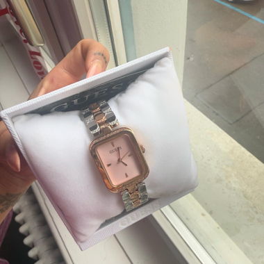 Guess Uhr ungetragen