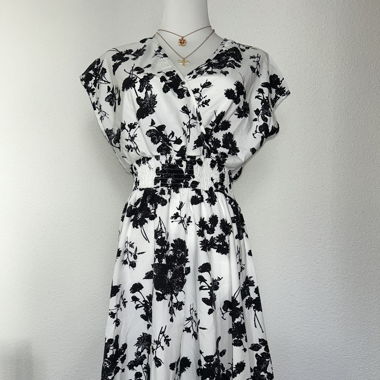 Weisses Kleid mit Schwarzen Blumen