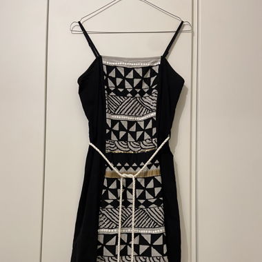 Robe noire à motifs