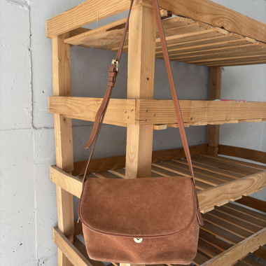 Schultertasche aus Wildleder