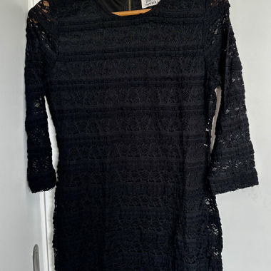 Schwarzes Spitzenkleid