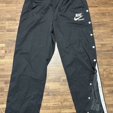 Nike Sportswear Trainingshose mit Druckknöpfen