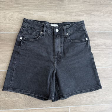 schwarze Jeans-Shorts mit hohem Bund