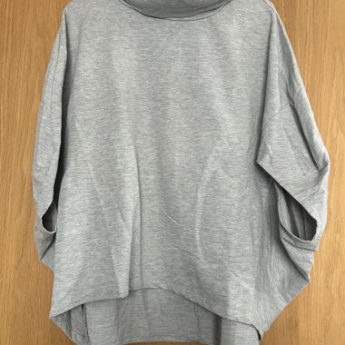 Maglione grigio a collo alto ampio