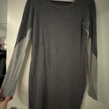 Grauer Langarmpullover