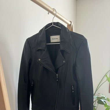 Schwarze Lederjacke