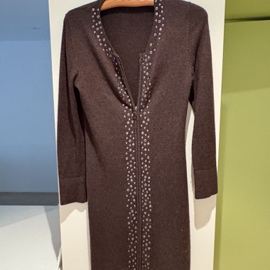 Braune Strickjacke mit Nieten