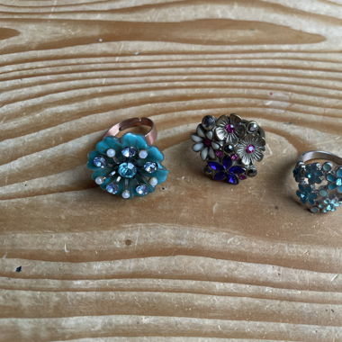 Drei Ringe mit Glitzersteinchen 