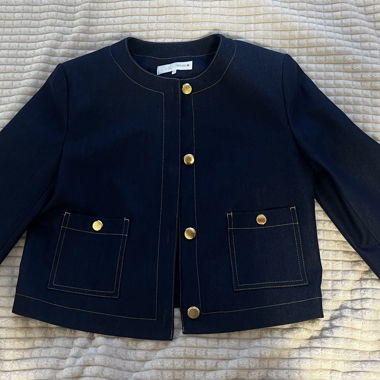 Veste sombre pour femme avec boutons dorés