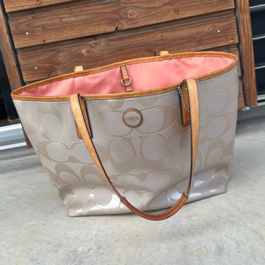 Sac fourre-tout Coach beige avec doublure rose