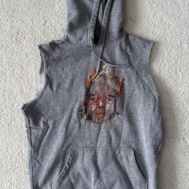 Grauer Hoodie mit Print