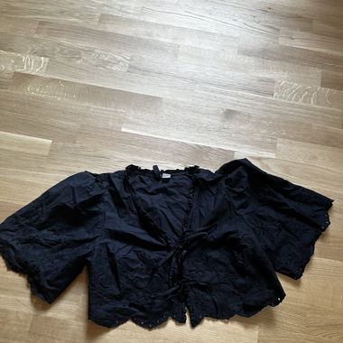 Flowy cropped Oberteil von H&M in schwarz
