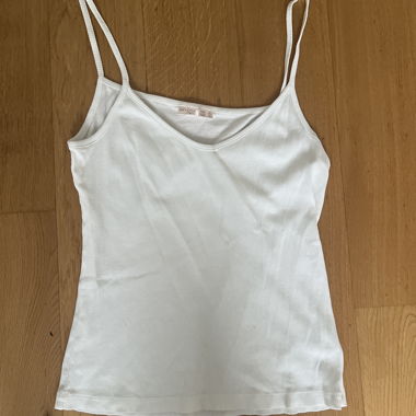 Haut blanc à fines bretelles