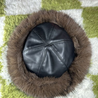 Berretto in finta pelliccia con look pelle