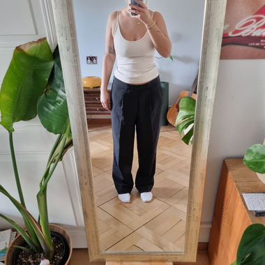 Schwarze, niedrig taillierte Straight-Leg-Hose