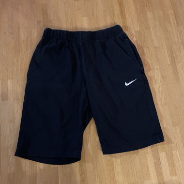BLACK NIKE SHORTS