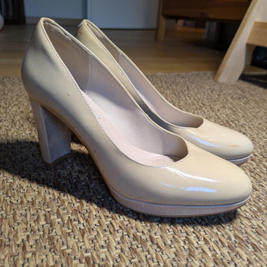 Clarks Lackpumps in beige