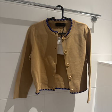 Cardigan beige con bordo blu
