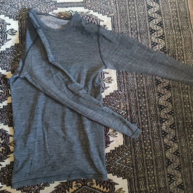 Graues Langarmshirt