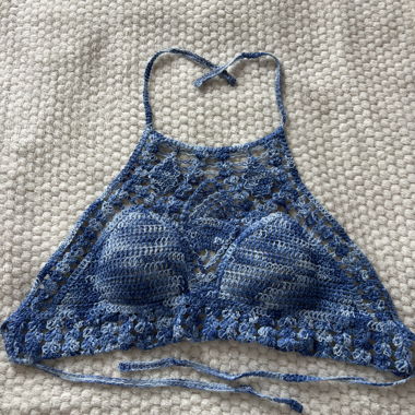 Top corto all’uncinetto blu con scollo a halter