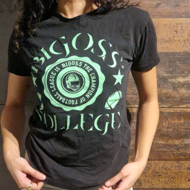 T-shirt college