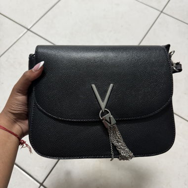 Schwarze Umhaengetasche mit Kette Valentino 