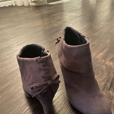 Grauer Schuh von Graceland