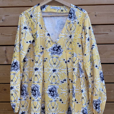 Gelbes geblümtes MISSLOOK-Kleid mit langen Ärmeln