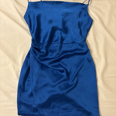 blaues Satinkleid