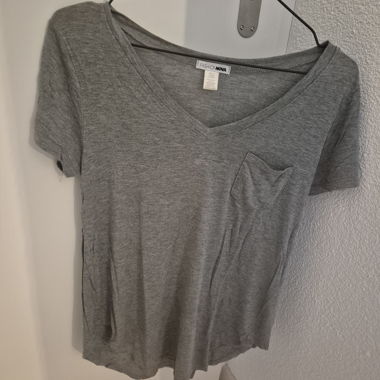 T-shirt gris à encolure V FASHION NOVA